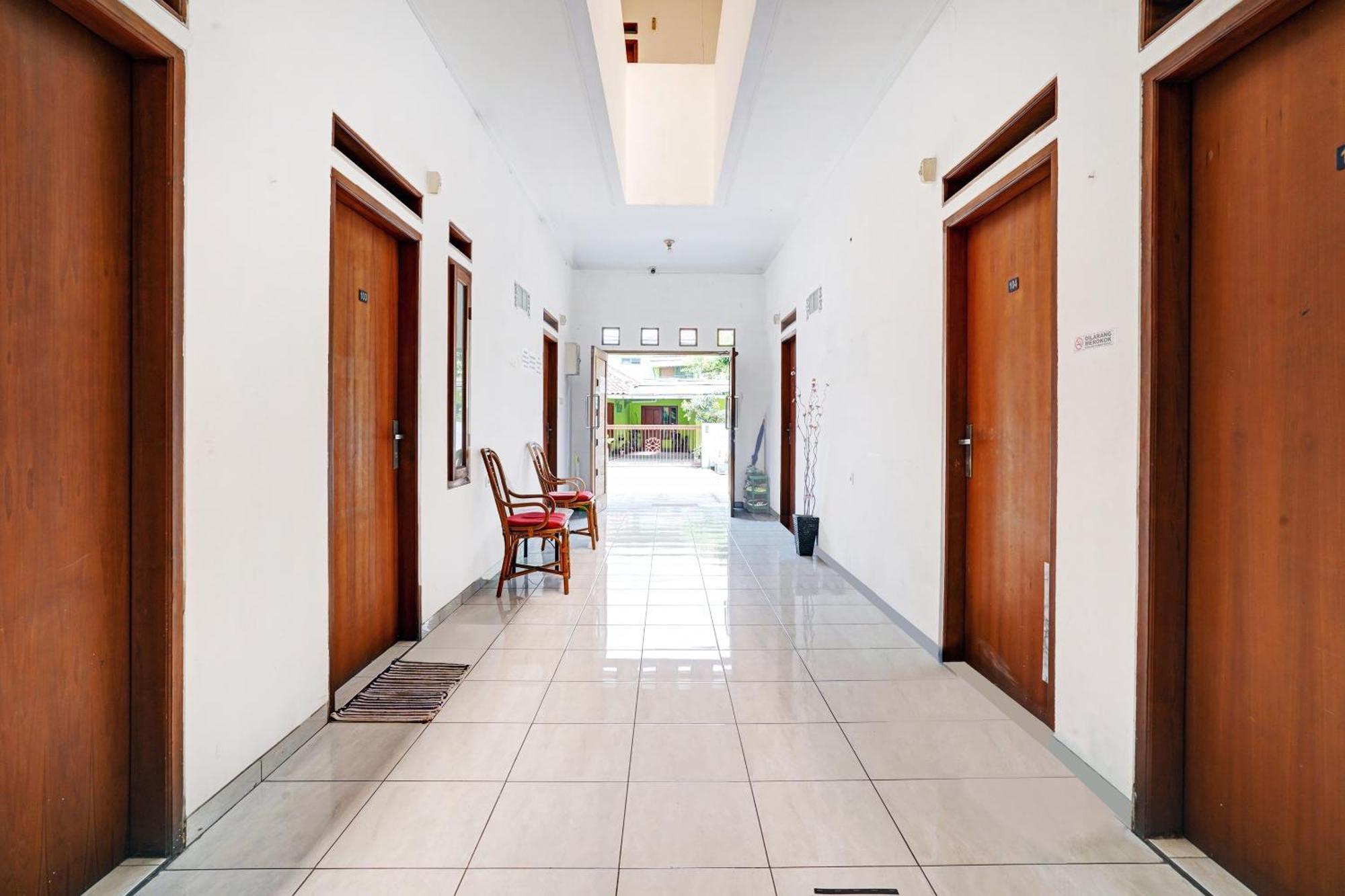 Oyo 1932 Srimahi Residence Bandung Exterior photo